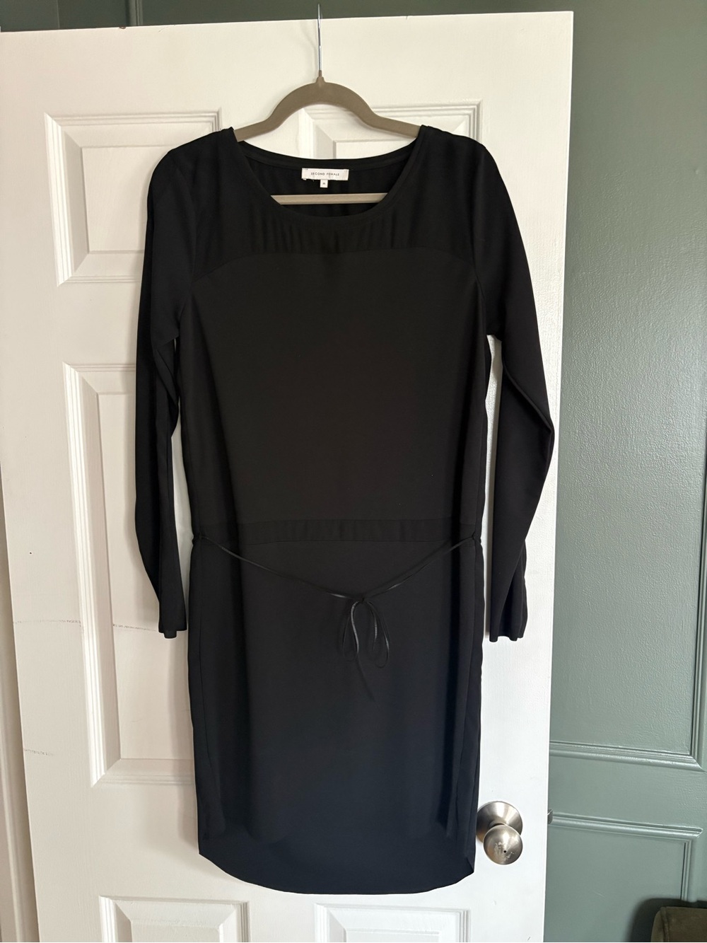 Classic Black Long-Sleeve Tie-Waist Midi Dress